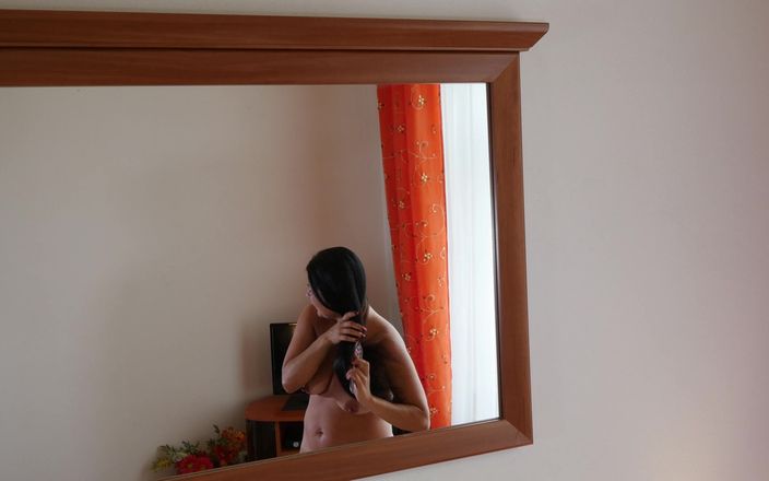 Peaches and Bananas: यूक्रेनी milf(चोदने लायक मम्मी) christina - बालों को ब्रश करना