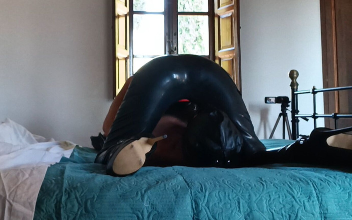 LauraOnHeels: Vestindo um macacão de camisinha de látex e botas de...