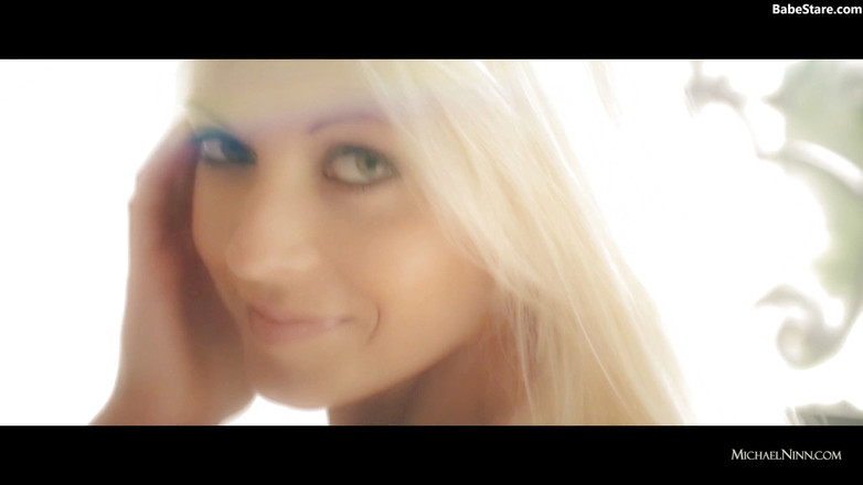 Babe Stare: Ein glamour-striptease von einem schönen blonden model-schätzchen