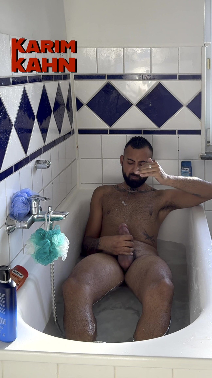 Karim Kahn: Am ejaculat din greșeală în propria mea gură în cadă