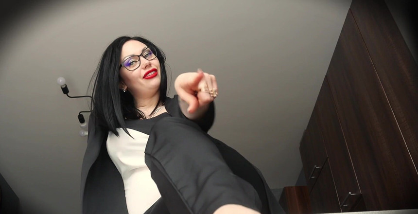 Goddess Misha Goldy: Betaal elke maand voor mijn verse pedicure! Wetende dat je...