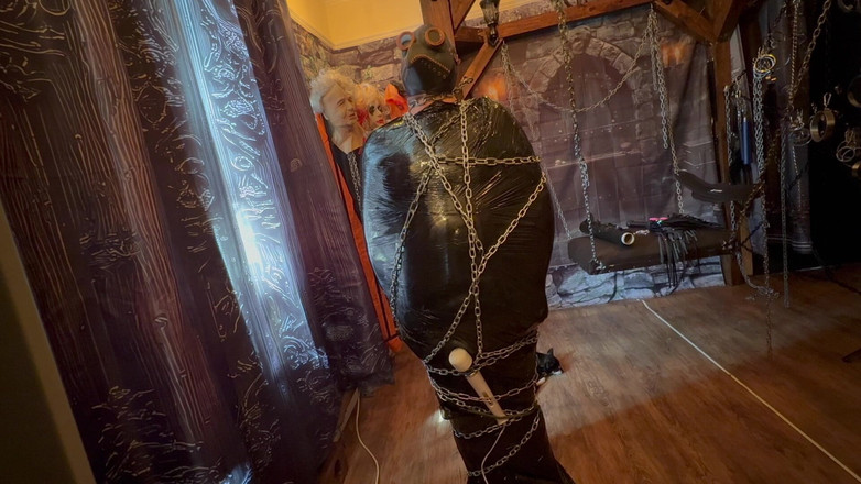 Aaexperiencesltd: 最終部:- ドミナ・サタナと鎖とパレットの包みに包まれた袋の男