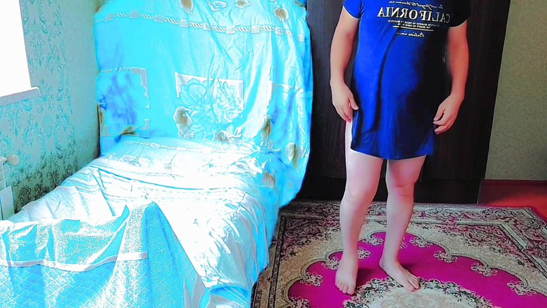 Kitty_Cross: Hravé sissy sedí bokem na velké nadýchané židli