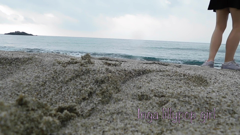 Inga lillypop girl: Teenager masturbuje na pláži
