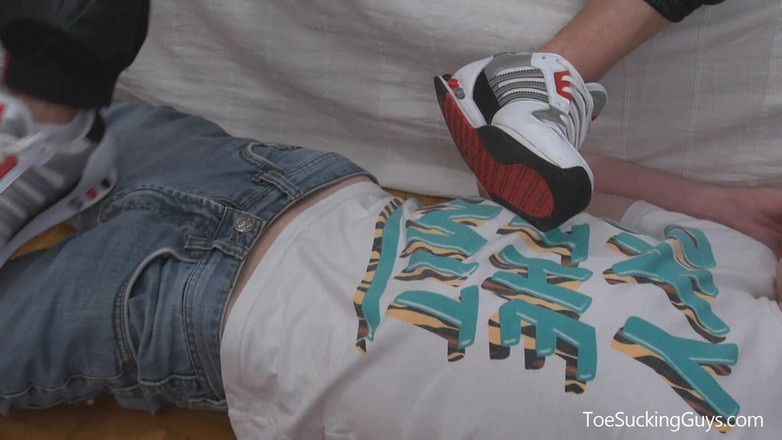 Cruising Porn: Atletik adam Javor bu ateşli klipte ayak ibadeti için hazır