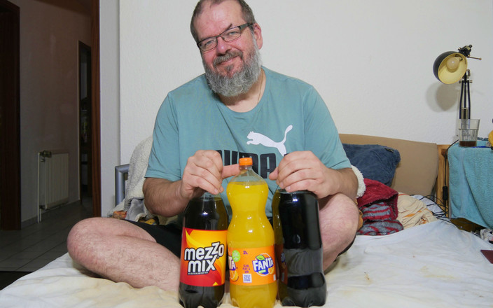 Qualzucht: Allargo il mio buco con enormi bottiglie!