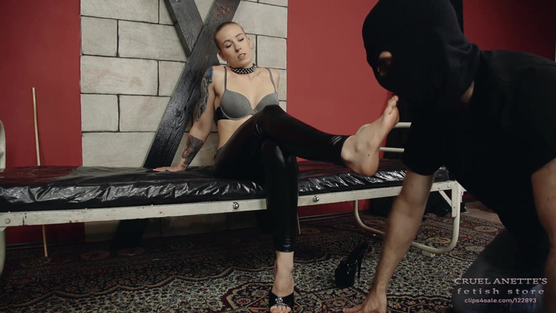 Cruel Anettes fetish world: Worshipping Anette's foot