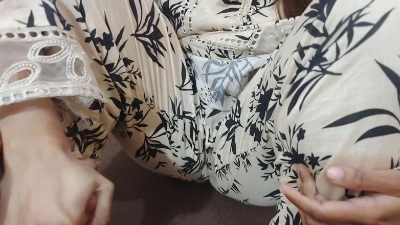 Sairaxsaim: 美しいインドのバービーがフェラチオについて教えてくれます