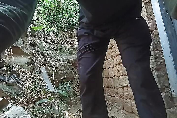 Gangbang straight: Военный индийский паренек писает