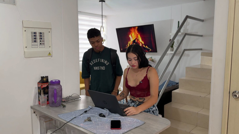 JhonAndSara: 我在修理她的电脑时操我客户的老婆