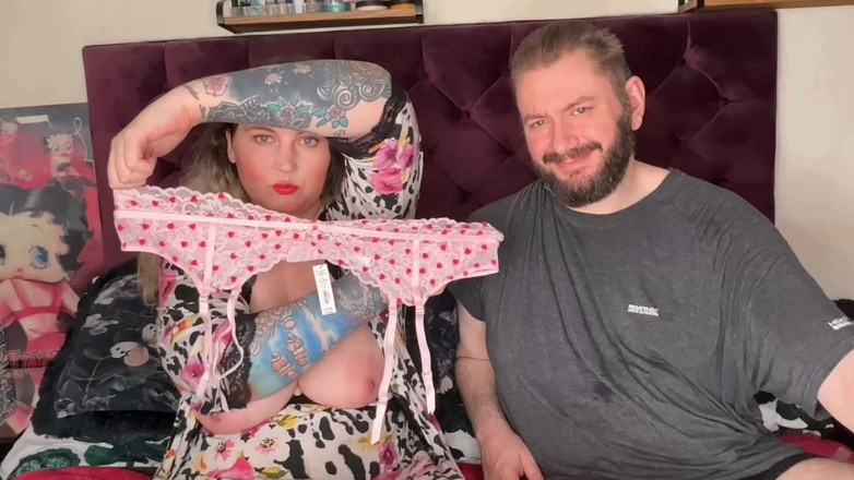 MissFFW: Извращенная шлюха распаковывает свой выбор новых игрушек