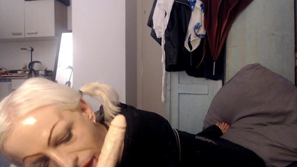 DARIA DEEPES: 내 주인을 숭배하기 위해 딜도를 목구멍 깊숙이 빨아