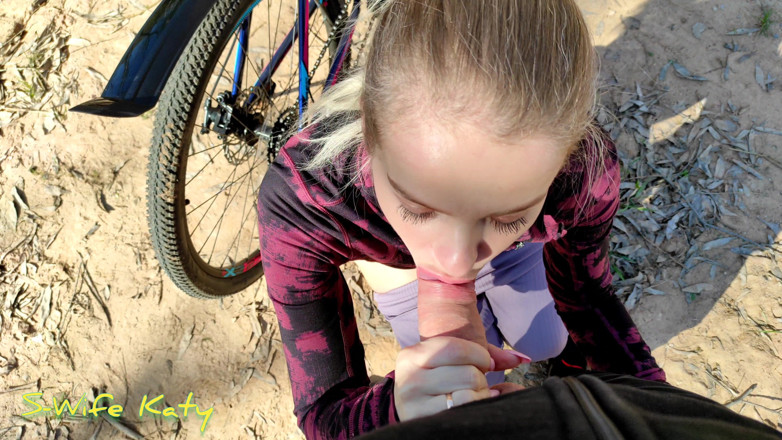 S-Wife Katy: Stiefmutter hat mich auf einer fahrradfahrt verführt, ihre ganze muschi...