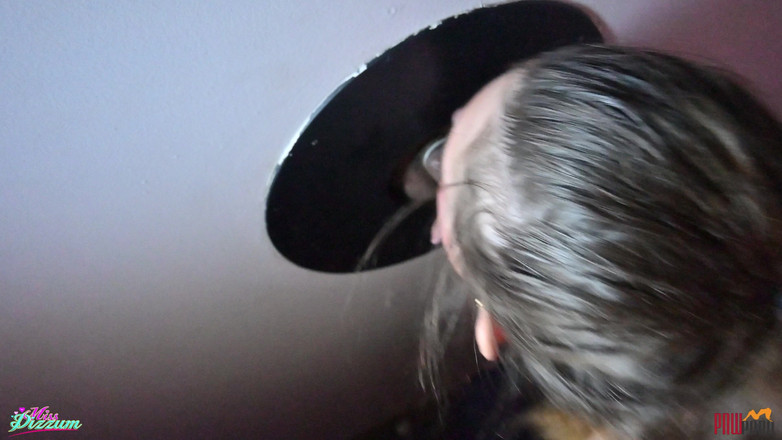 PNW Porn: ガールフレンドがグローリーホールで見知らぬ人からコンドームを吸う