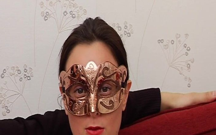 Filles Francaises: Maskeli Fransız fahişe yüze boşalmadan önce erkeğini sikiyor