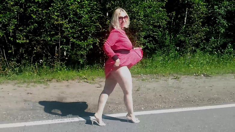 Lady Rose pee pee: 金雨 90- 在路上撒尿。