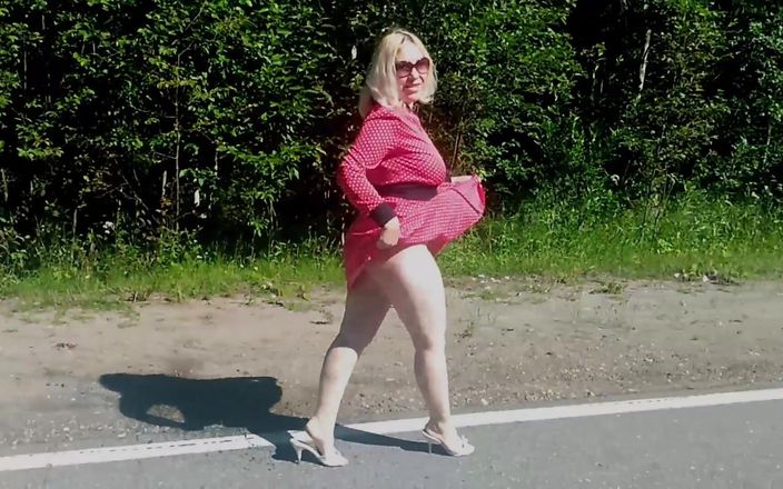 Lady Rose pee pee: ゴールデンレイン90-道路に小便。
