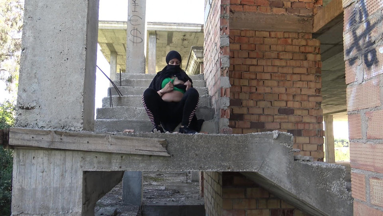 Souzan Halabi: 유유 가슴을 가진 헬리오폴리스의 유명한 아내가 사무실을 닫고 자신을 기쁘게 하기 위해 외출합니다.