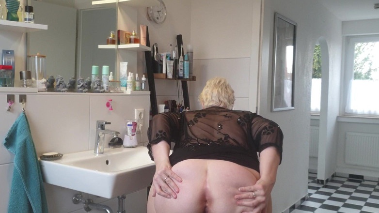 UserBitch1: In the Bathroom a Bottle of Perfume Fucked