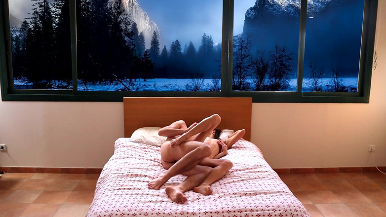 Magia Rosa: Vášnivý pár v posteli. Najděte tučňáka