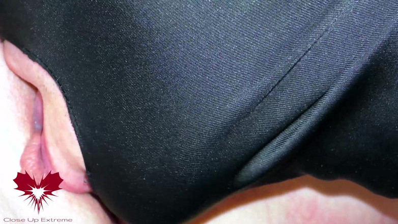 Close Up Extreme: 看看我舔到高潮的湿润阴户。主视图。