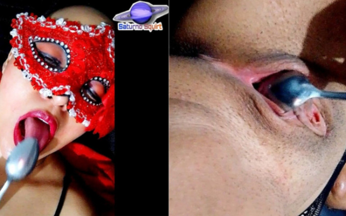 Saturno Squirt: Saturno Squirt, la bombasse latine t'apprendra à se masturber avec une...