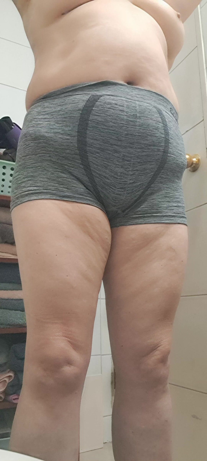 Mommy big hairy pussy: 热辣的早晨，穿着大内裤的妈妈