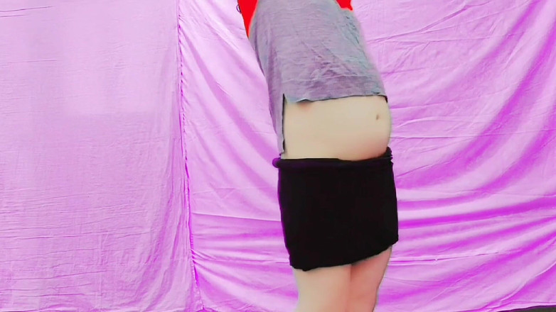 Kitty_Cross: रेशमी रिबन के साथ खेलते हुए महिला शर्मीली दिख रही है