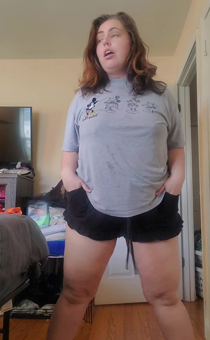 KinkyKatie: 我喜欢在我的房间里跳舞，有些事情永远不会改变