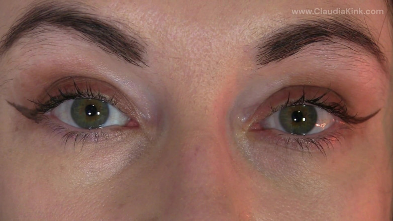 Claudia Kink: Kijk diep in mijn ogen terwijl je streelt
