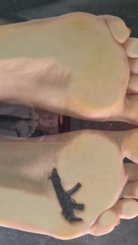 Dea gigantessa che calpesta la vista dal pavimento