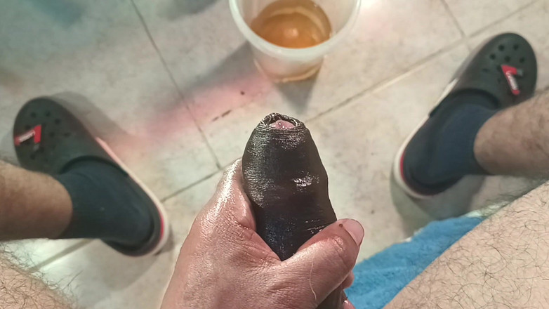 Tommhot: Sexy kolumbijský muž močí a hraje si se svou předkožkou