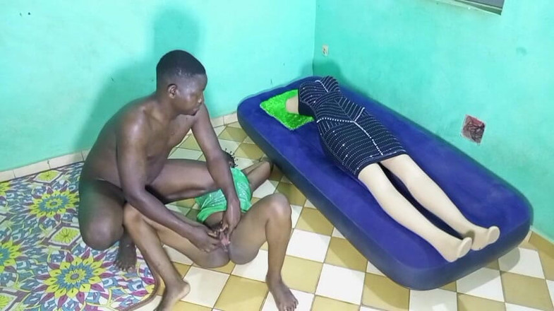 Pornsexlive: İki kız arkadaşımı aynı anda sikiyorum