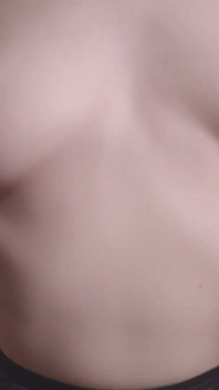 아름다운 검은 스타킹을 신은 빨간 머리 아가씨와 자위하는 모습을 감탄하며