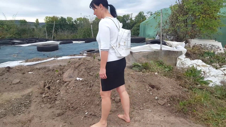 Yvette xtreme: Dirty barefoot walk with Yvette Costeau