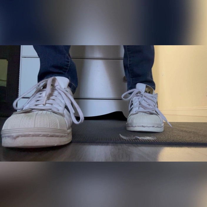 Tan feets: Змішана латина tanfeets giantess в кросівках і шкарпетках, видалення взуття, крихітний чоловік застряг