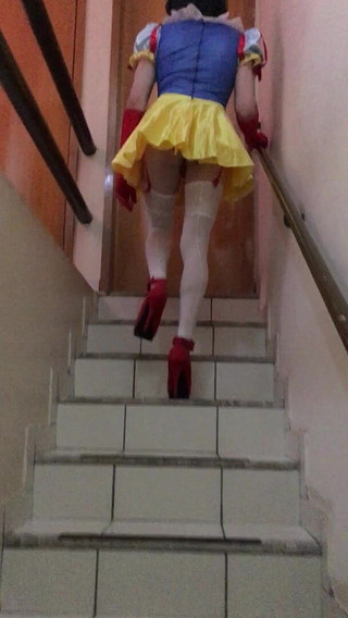 CarolCrossBsB: Băiat îmbrăcat în costum alb ca zăpada