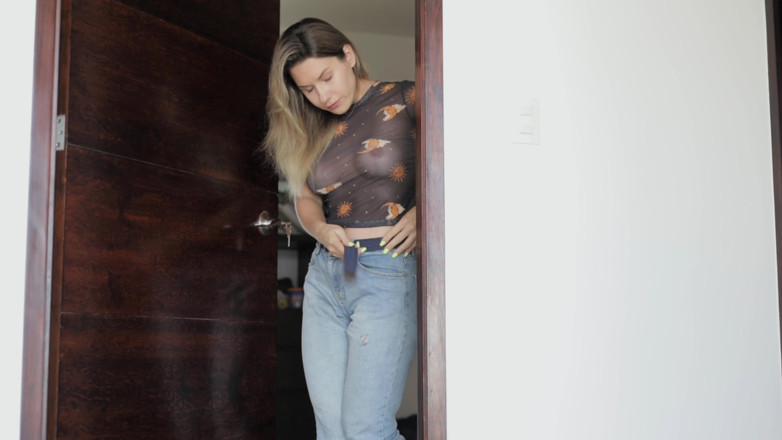Mrs Peachesxx: Peeing in Jeans in Front of You