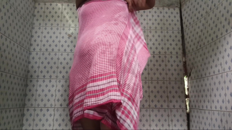 Naughtywifemonalisha178: Cuting the Under Bal in Bathroom Self