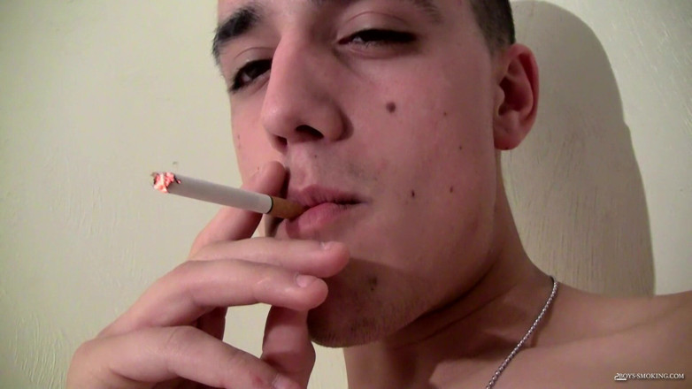 Boys Smoking: Leo Mcarthur fuma y