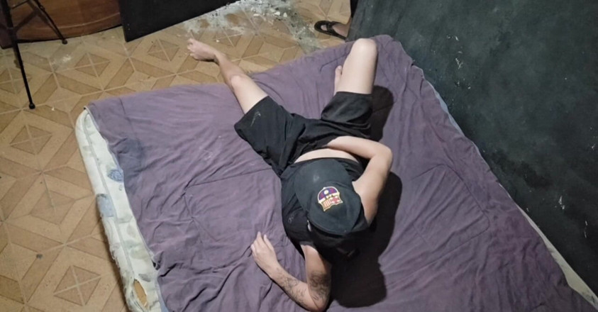 Sapatinha: Butch lesbijka robi się napalona i bierze go w dupę...