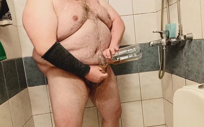 Big Pisser: Superchub Sigmamale在Botthe中撒尿，并用尿液涂片自己。