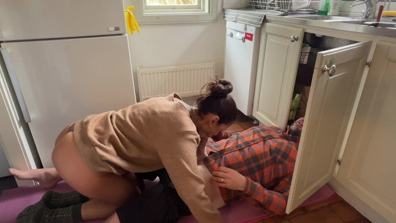 LoveAndRopes: Dona de casa ficou com tesão vendo o encanador trabalhando...