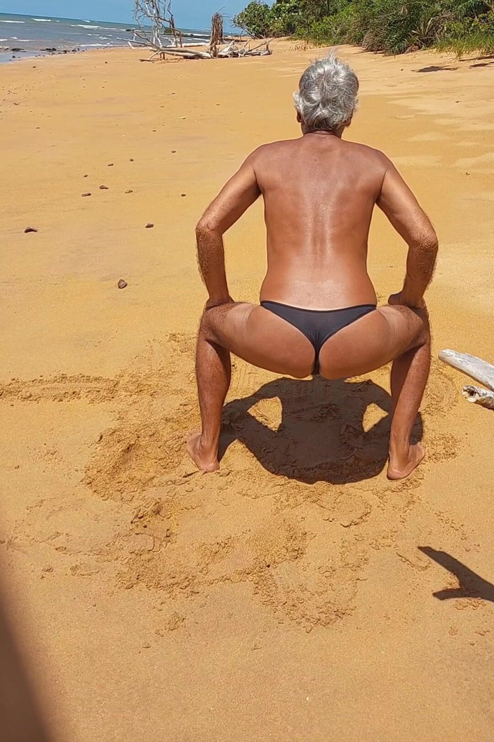 Ladysilvas: Ladysilva pe plajă în chiloți bronzându-și curul sexy