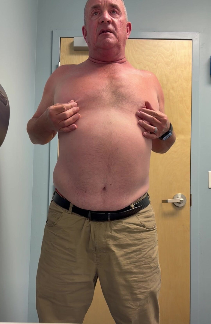 GottaLuvBB: Spogliarello in bagno dell'ufficio