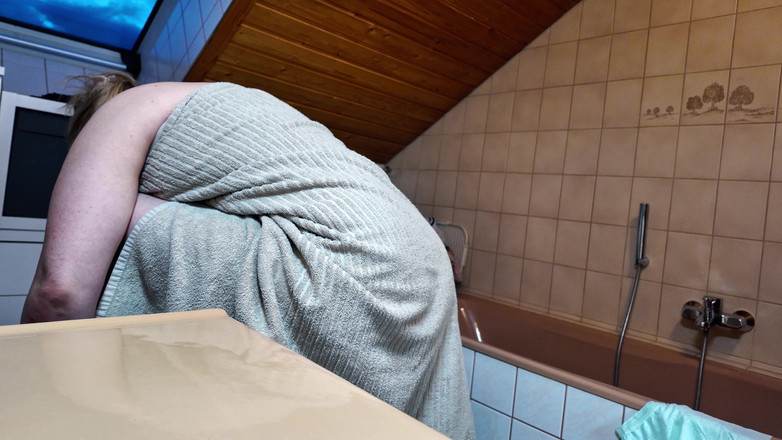 Karina Nelson: 我只是想画我的指甲，然后他从后面来，只是操了我