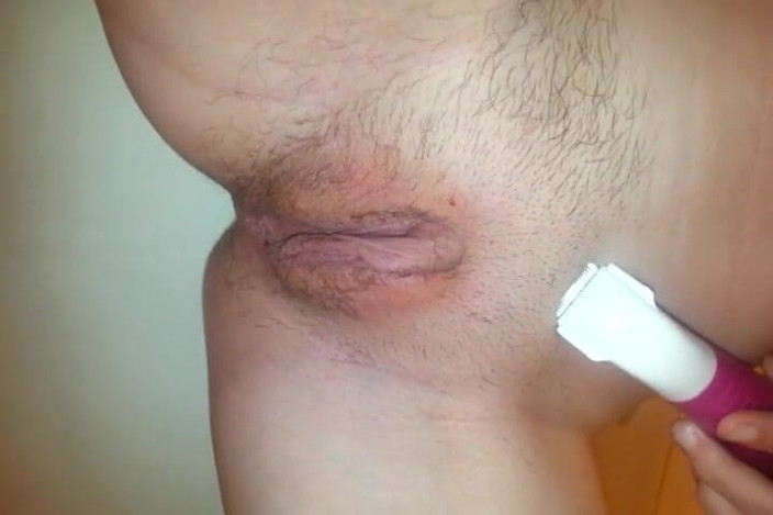 Riley Luvyna: Shaving hairy pussy in shower