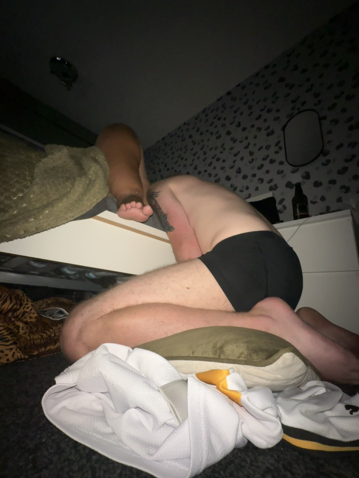 Filthy British Couple: कामुक डोम पत्नी गुलाम पति को घुटनों पर डालती है ताकि वह उसकी चूत की पूजा कर सके