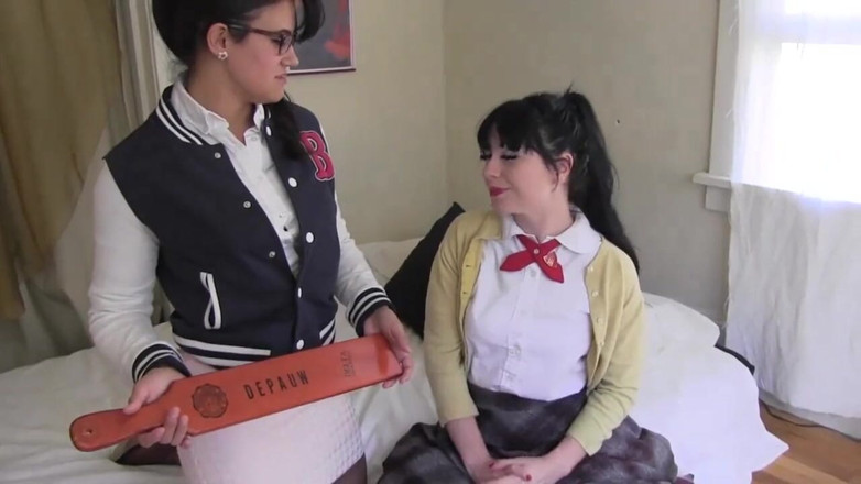 Lesbian Illusion: Fantasi lesbian pakai strap-on sama teman sekamarnya (film lengkap)