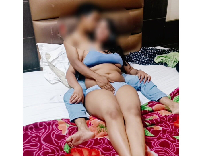 sweet girl: अपने प्रेमी से गंदी बात करने और अपनी चूत को अपने हाथों से रगड़ने का मजा